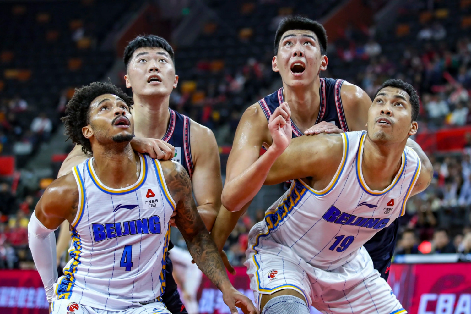 天津队与广东队上演精彩对决 天津队与广东队上演精彩对决