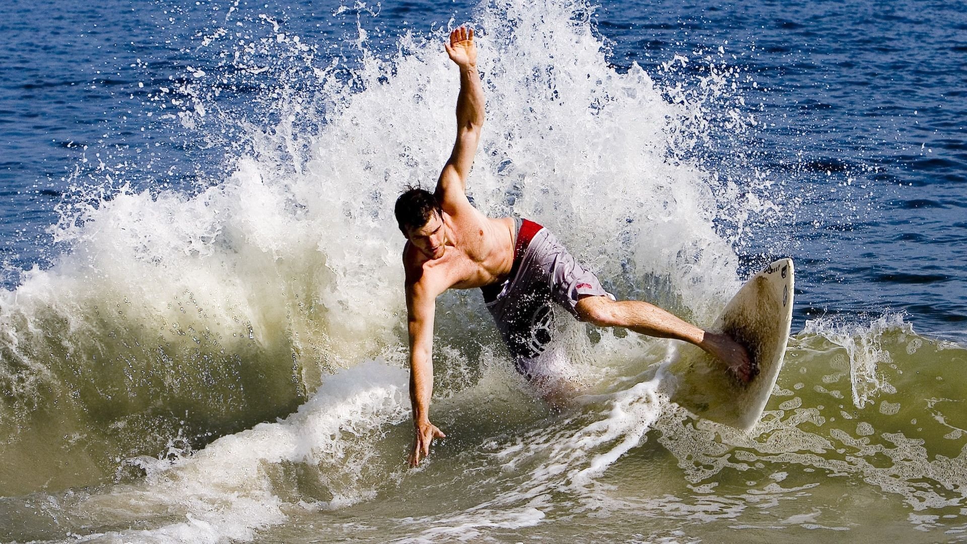 牙买加闪电击穿铁血马竞，莱奥在年度焦点战中接管绿茵