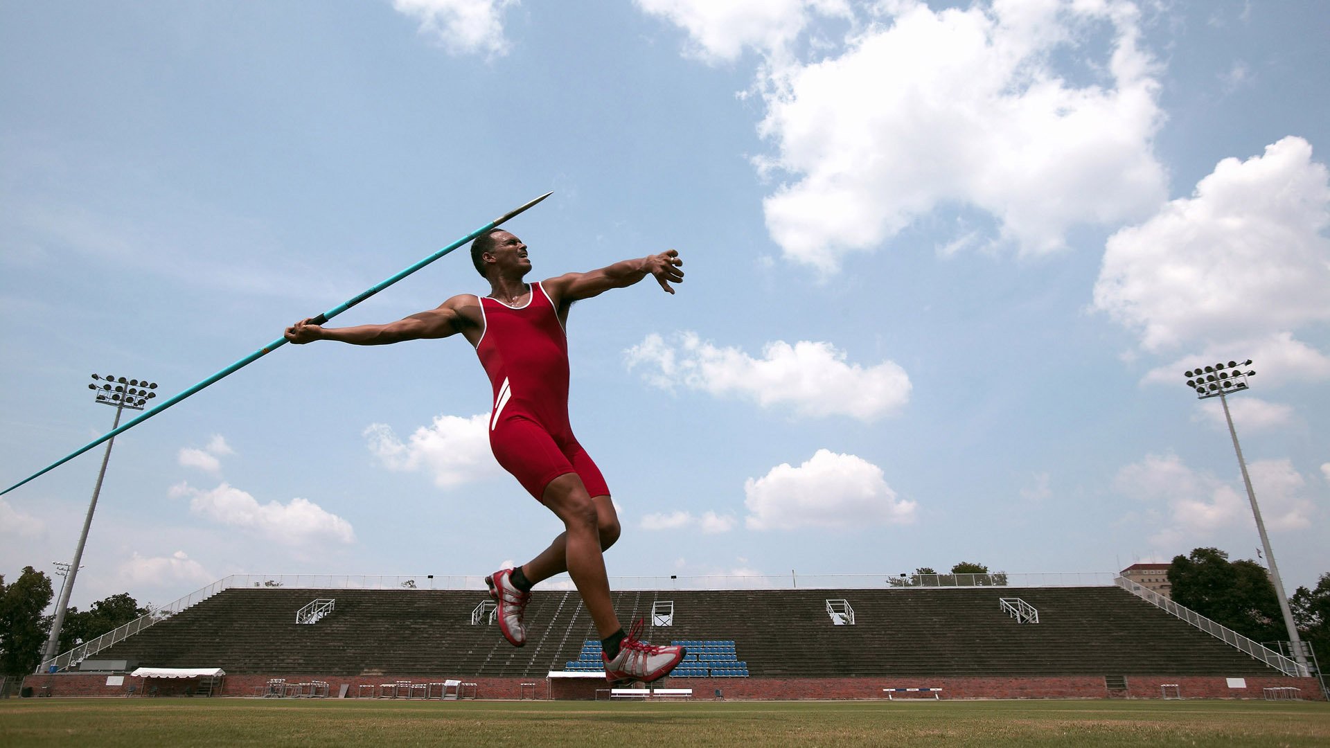 当绿茵场的单节狂潮撞上F1的终极接管，竞技体育的孤独与荣光